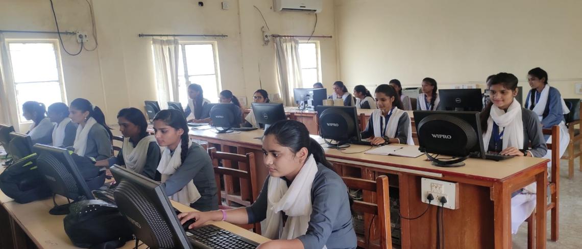 MIM Bhopal Computer Class.jpg